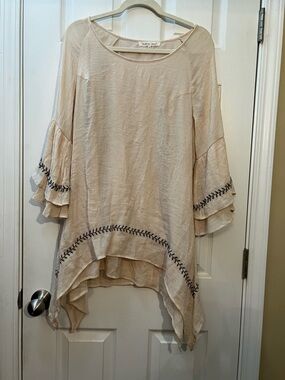 🦋indigo soul Cream Embroidered Ruffle Sleeve Tunic Top size large
